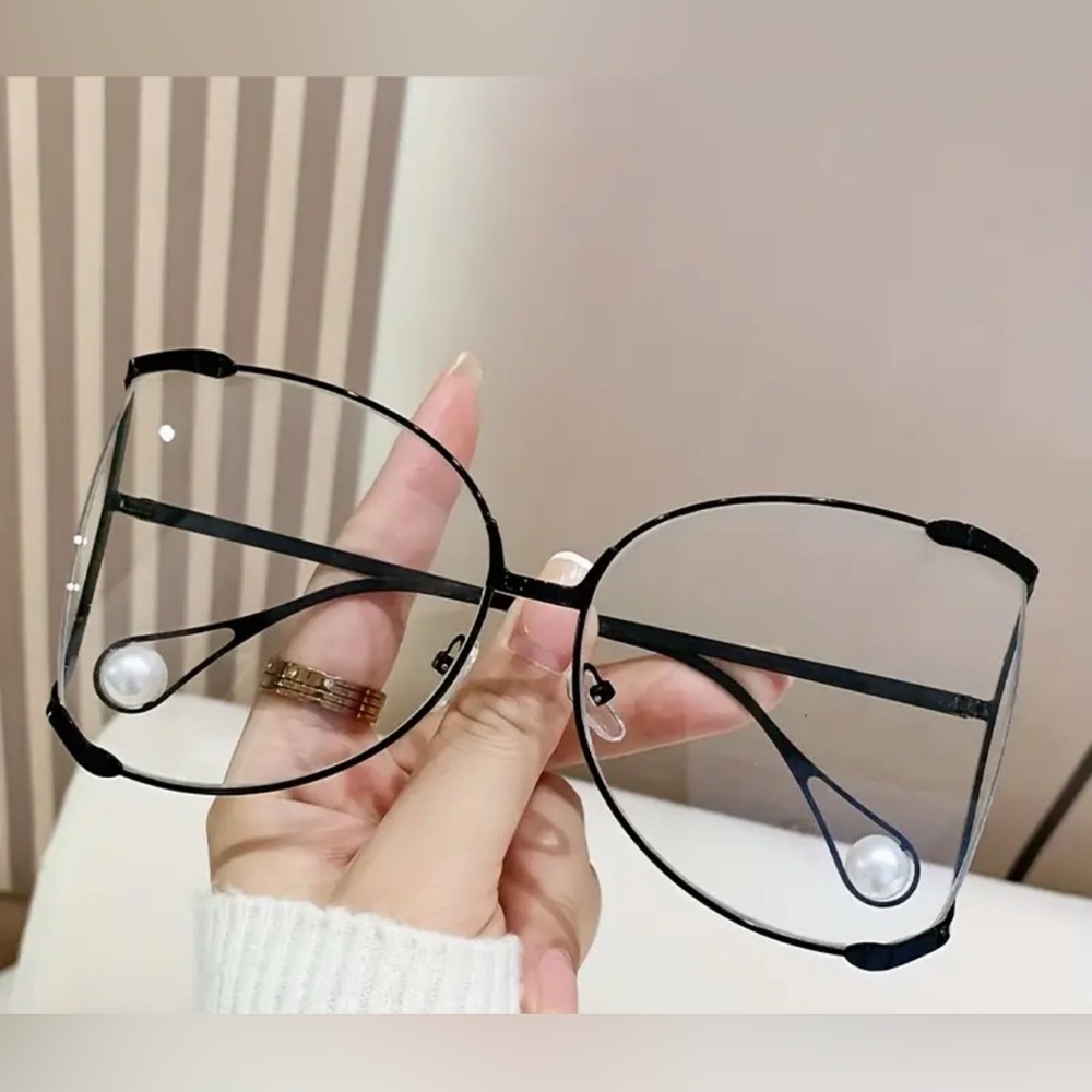Elegant glasses with pearl detail, black frame